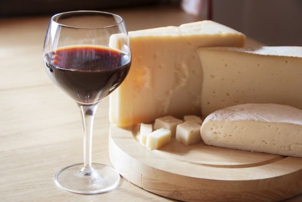 Red wine and cheese: friends or foes?