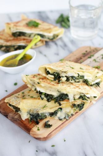 Spinach, artichoke and Brie crepes with sweet honey sauce