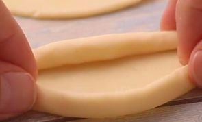 Roll up, roll up! This ham and cheese puff pastry tart is just what you've been looking for! 