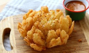 The Easy Peasy Guide to Crispy Homemade Bloomin' Onions