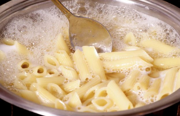 Adding oil to pasta water