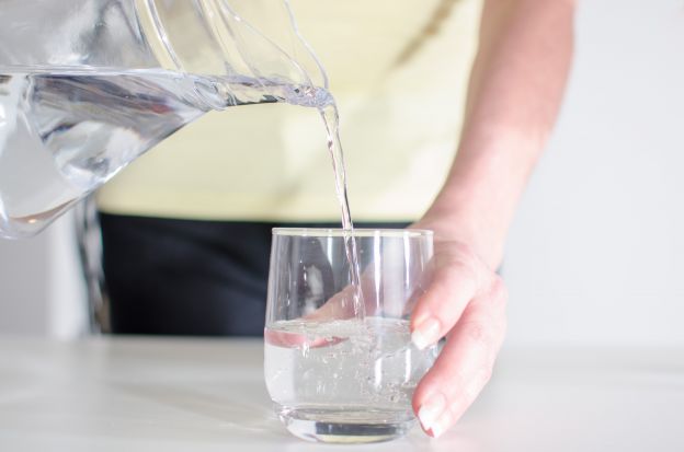 Water for a Flatter Stomach - But How?