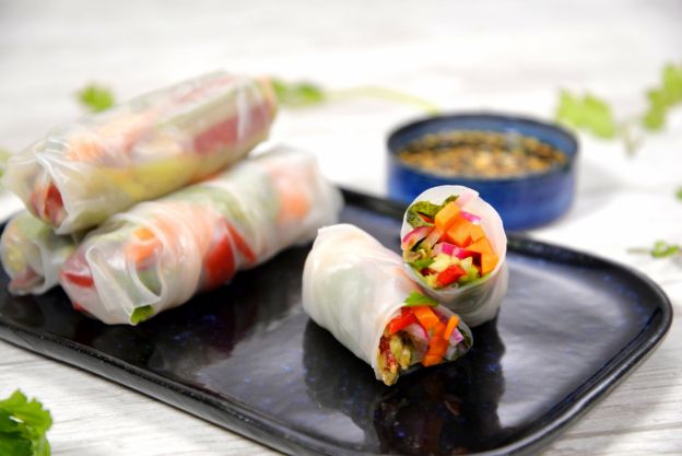 NO-COOK AVOCADO VEGGIE SPRING ROLLS WITH CHILI-LIME GARLIC DIPPING SAUCE