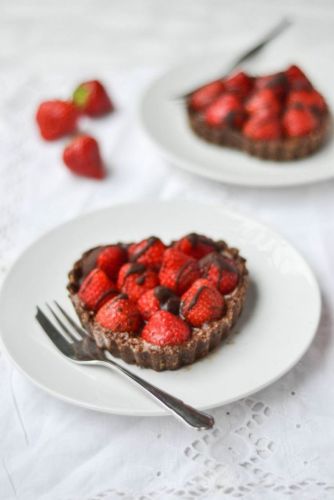 Heart-shaped strawberry tarts with chocolate