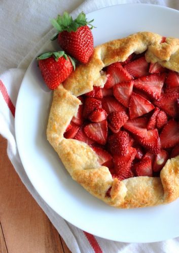 Rustic strawberry pie
