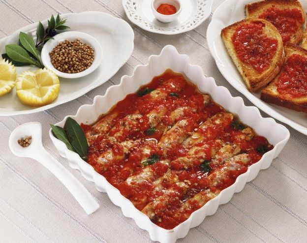 Oven-roasted sardines in tomato sauce