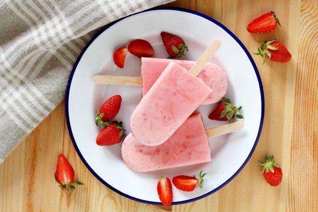 Strawberry frozen yogurt popsicles