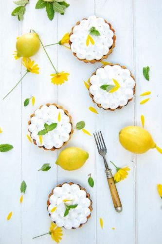 Mini lemon meringue pies with fresh mint