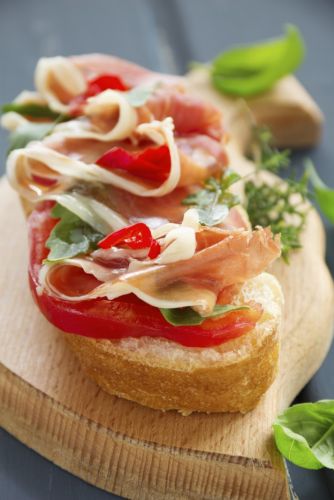 Tomato and Serrano ham open-faced sandwiches: Canapés de jamón Serrano con tomate