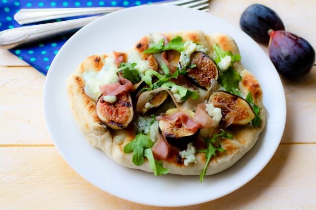 Grilled Pizza with Fig, Prosciutto and Blue Cheese