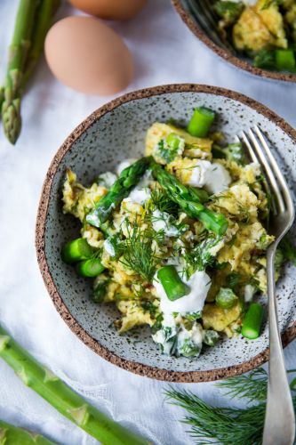 The Health-Conscious Mom - Scrambled Eggs with Asparagus, Leeks, Chèvre and Dill