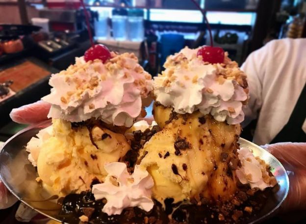 Fair Oaks Pharmacy and Soda Fountain, 1915 - South Pasadena, CA