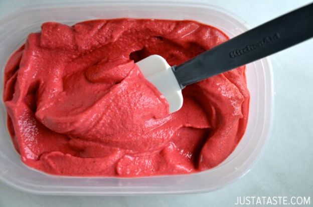 5-minute healthy strawberry frozen yogurt