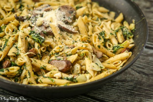 One-pan spinach and artichoke pasta