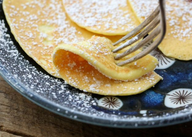 2-ingredient cream cheese pancakes