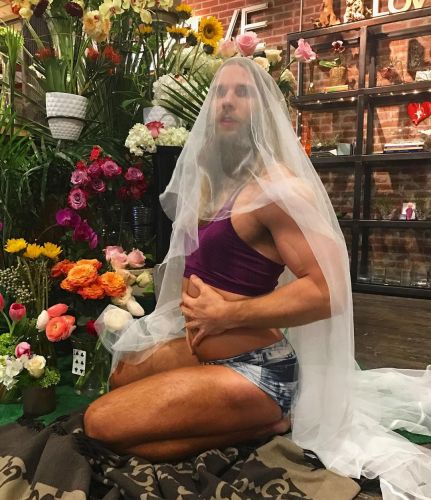 Beyoncé announces she is pregnant with twins