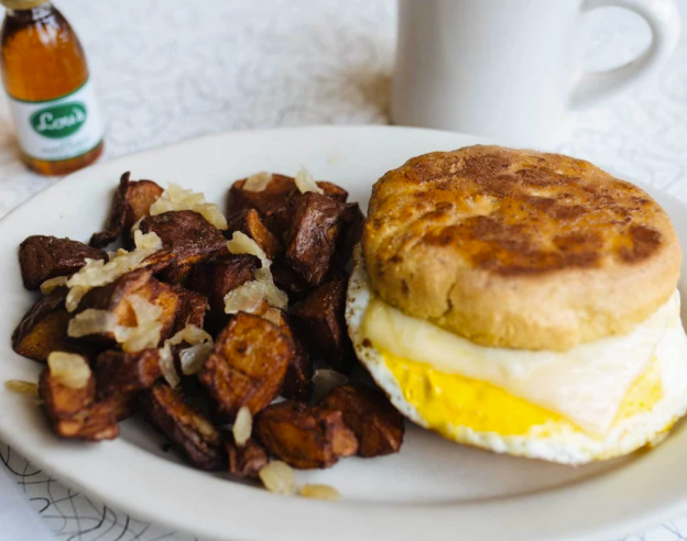 New Hampshire: Lou's Restaurant and Bakery