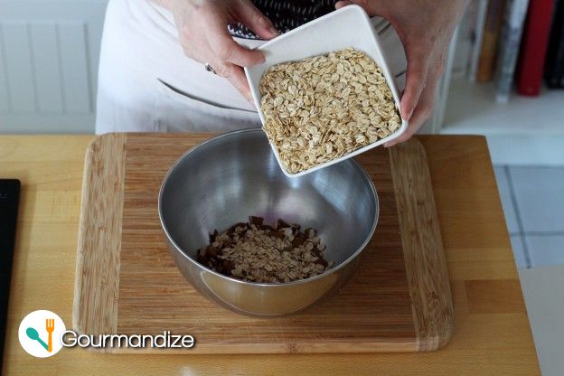 In a bowl, combine the almonds and rolled oats