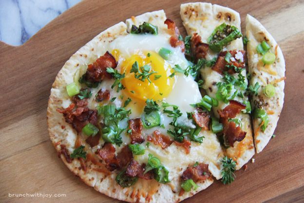 Breakfast naan pizza