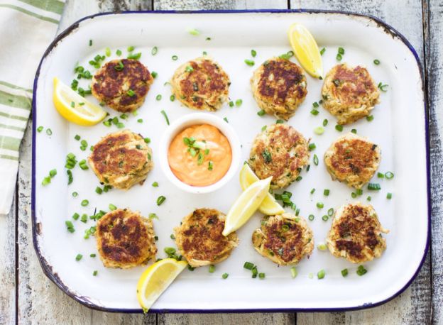 Baked Crab Cakes and Spicy Garlic Dipping Sauce