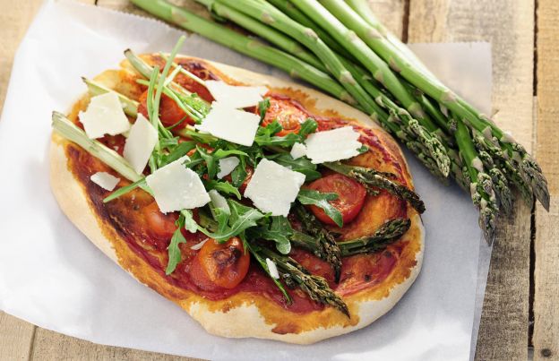 Asparagus and arugula pizza