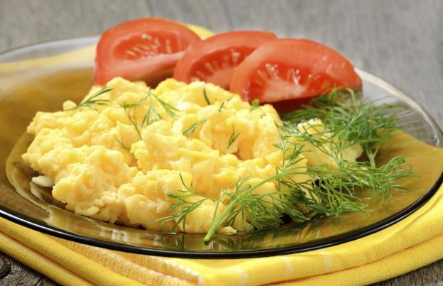 10 awesome additions to scrambled eggs