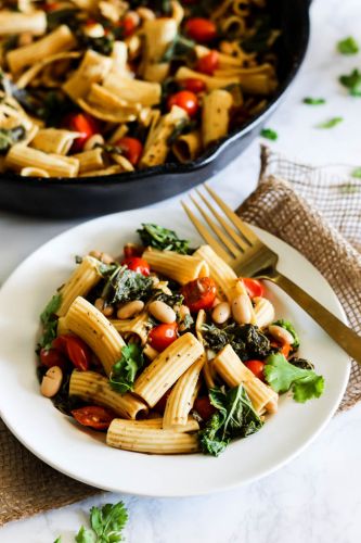 One-Pan Tomato and Kale Pasta