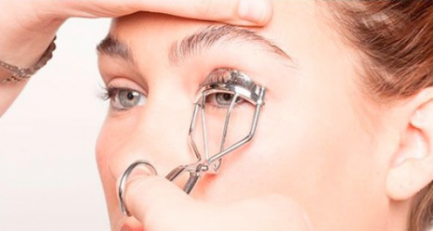 Curling your eyelashes after applying mascara