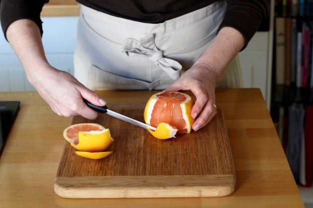 Peel the grapefruit