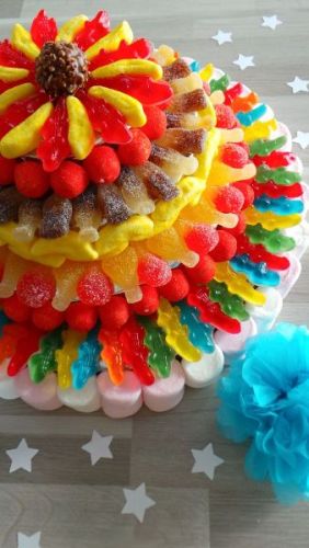 Sweet, easy candy cake!