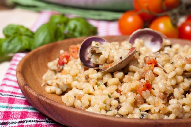 Fregula cun cocciula (Sardinian pasta with clams)