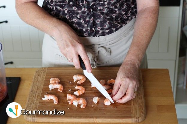 Cut the shrimp into thirds