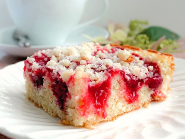 Cherry coffee cake with crumb topping