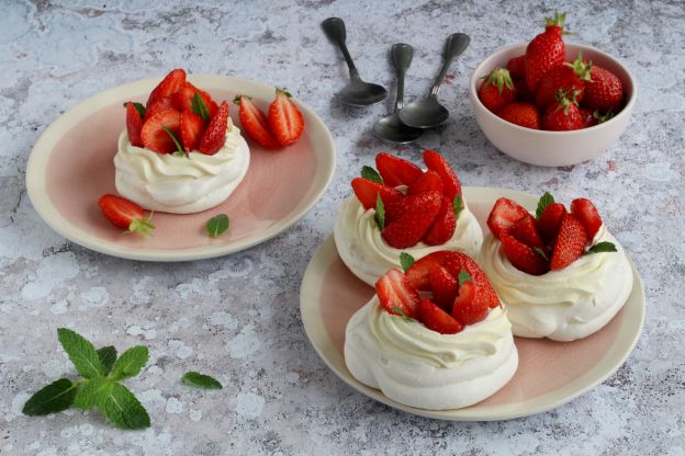 Mini Strawberry Pavlovas
