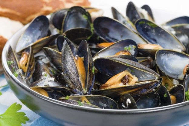Mussels mariniere (sailor-style mussels)