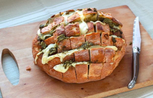 Cheesy Pesto Pull-Apart Bread