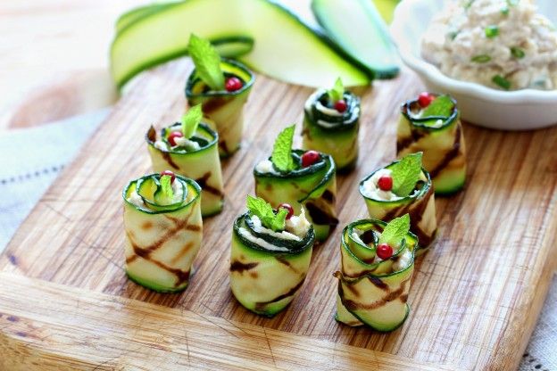 Grilled zucchini rolls with tuna and cream cheese