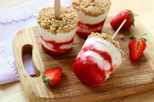Mini strawberry cheesecake pops