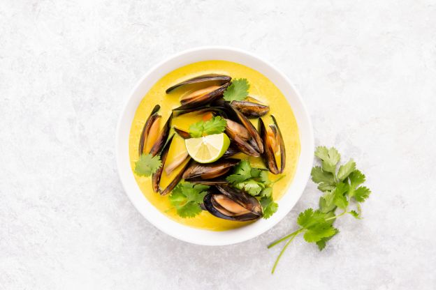 Thai-Style Coconut-Curry Mussels