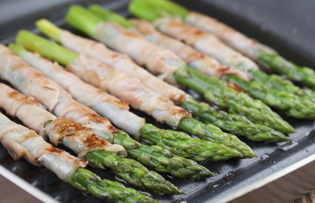 30-minute roasted bacon-wrapped asparagus