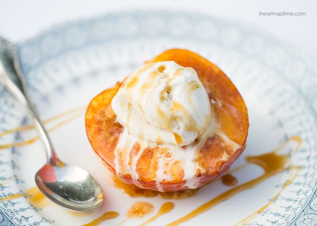Easy baked peaches with cinnamon sugar topping