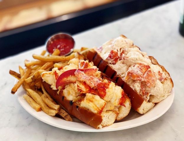 Best Worth the Wait Lobster Roll: Neptune Oyster Bar (Boston, Massachusetts)