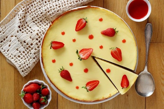 Stress-Free New York Cheesecake with Strawberries