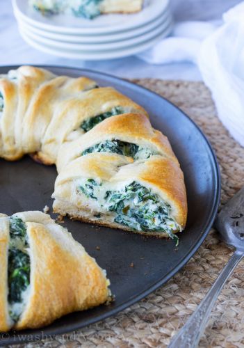 Cheesy spinach jalapeno crescent ring
