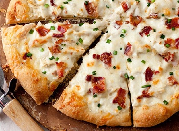Chicken Alfredo pizza