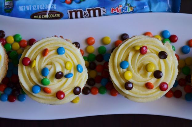 M&M Cupcakes With White Chocolate Pudding Buttercre