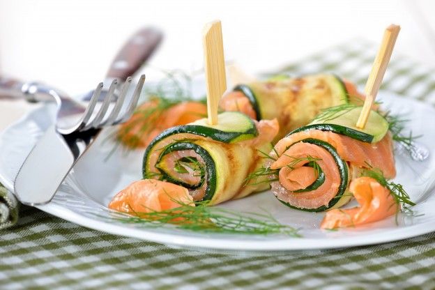 Zucchini-salmon roll-ups