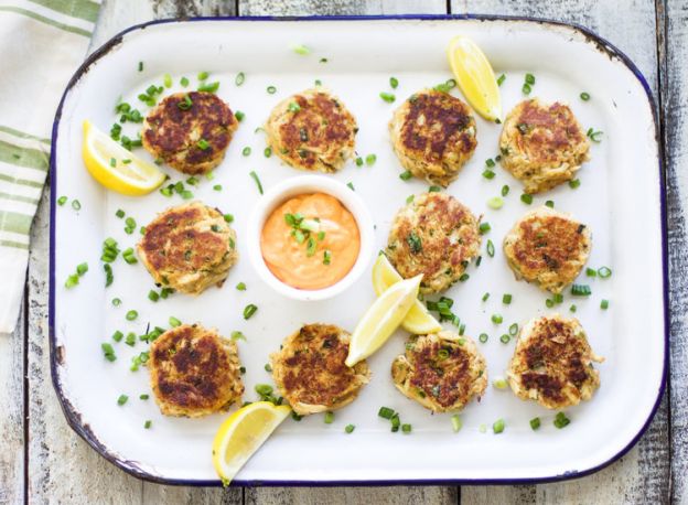 Baked Crab Cakes And Spicy Garlic Dipping Sauce