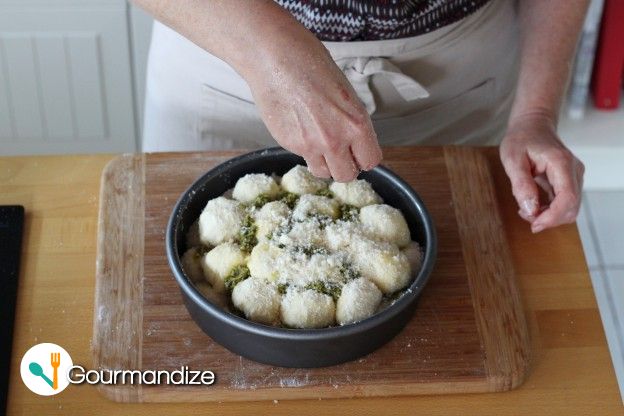 Add a second layer of balls, then add the rest of the pesto and Parmesan
