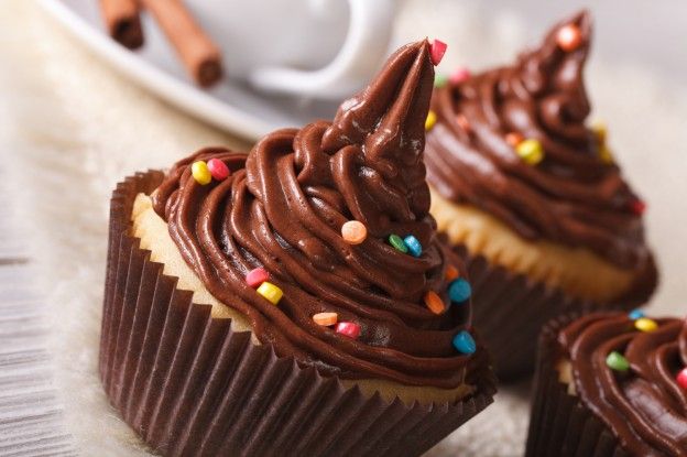 Chocolate-icing vanilla cupcakes